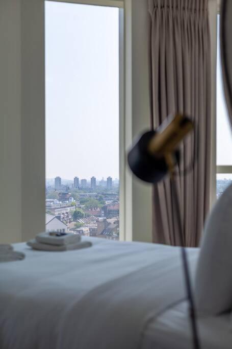 Full Of Light & Spacious 2br Residence, 9 Elms Appartement Londen