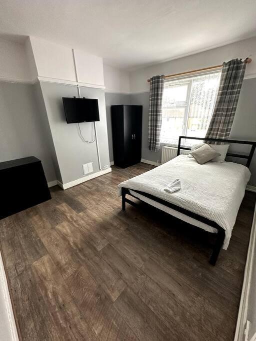 Feriehus Spacious Holiday Near Tube Station - By Starlet *