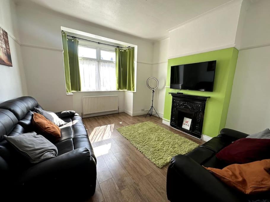 Spacious Holiday Near Tube Station - By Starlet Feriehus London