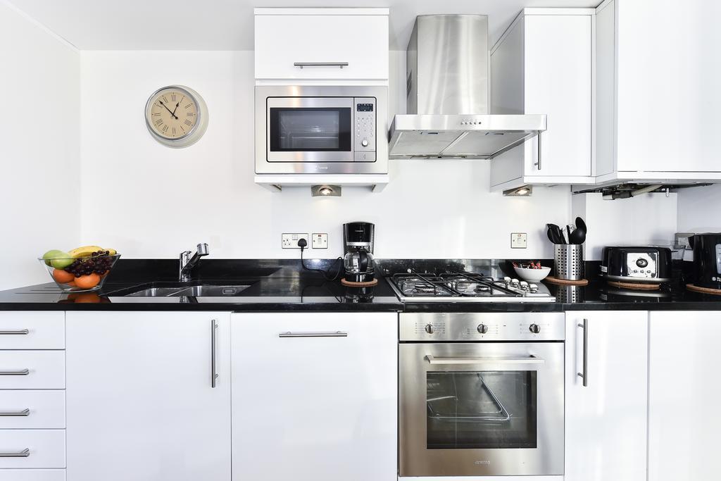 Tower Hill Apartment *