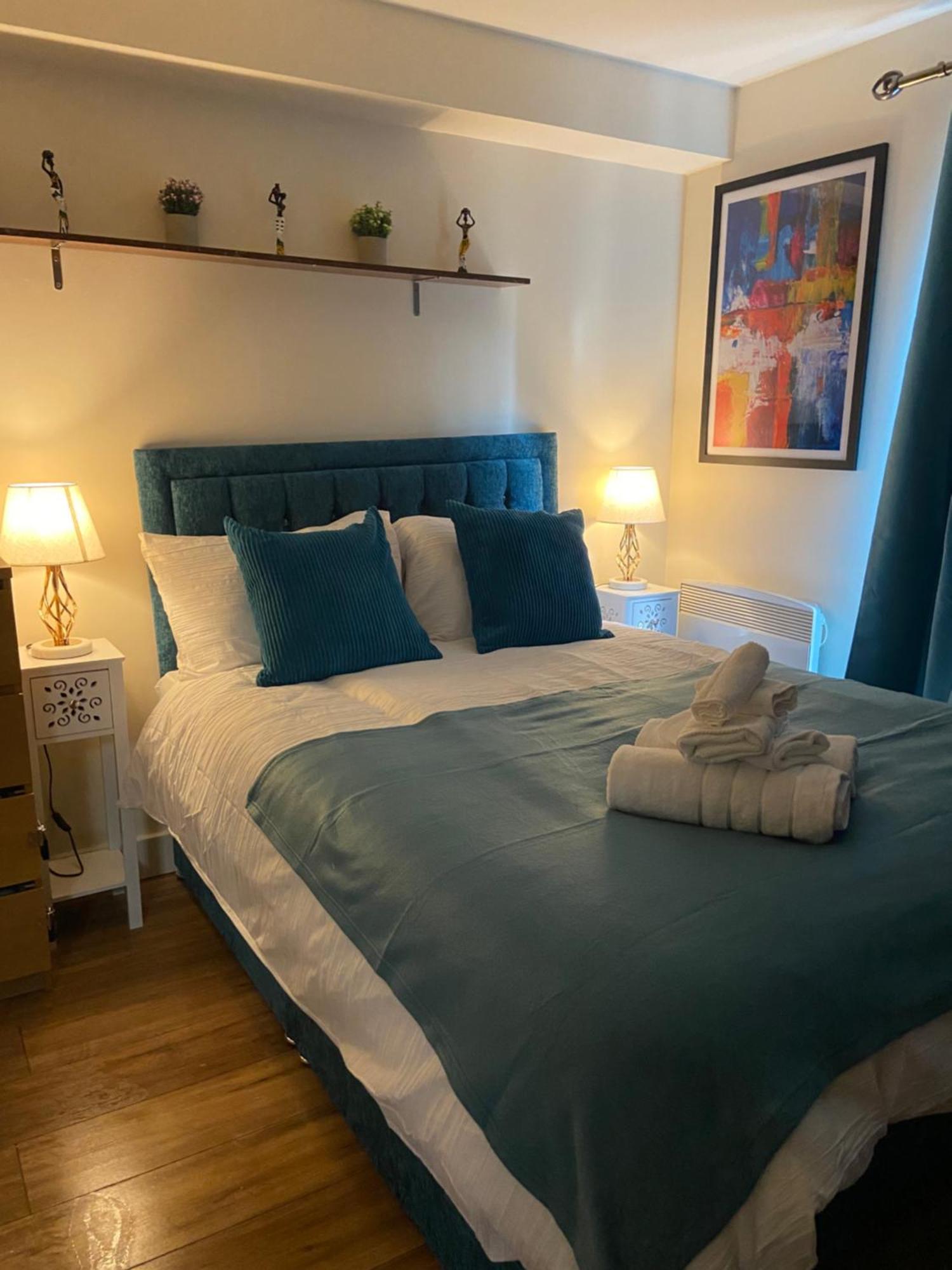 Apartment Waterfront Canary Lodge: Cozy 2-bed With Wi-fi & Parking London
