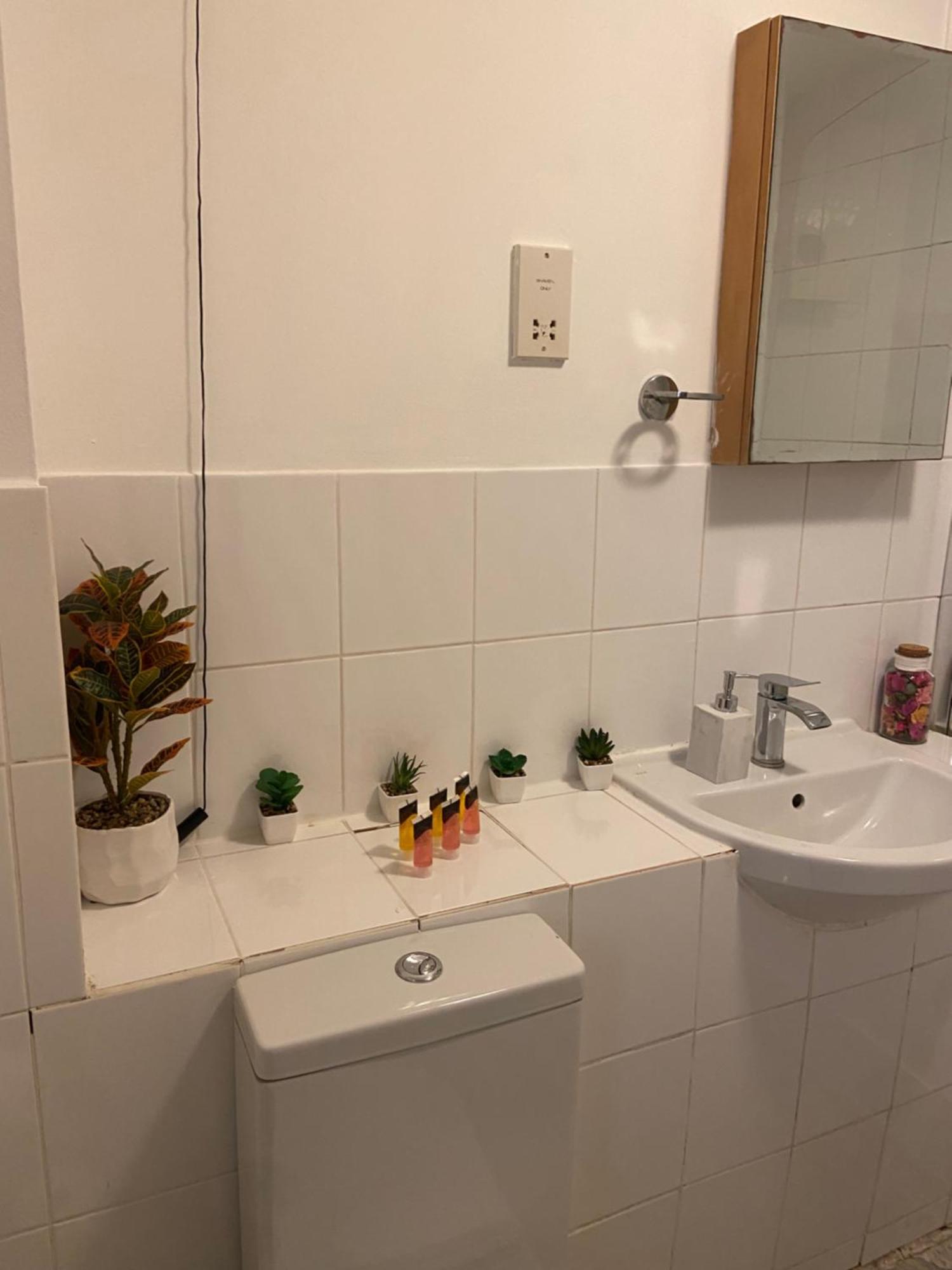 Apartment Waterfront Canary Lodge: Cozy 2-bed With Wi-fi & Parking London