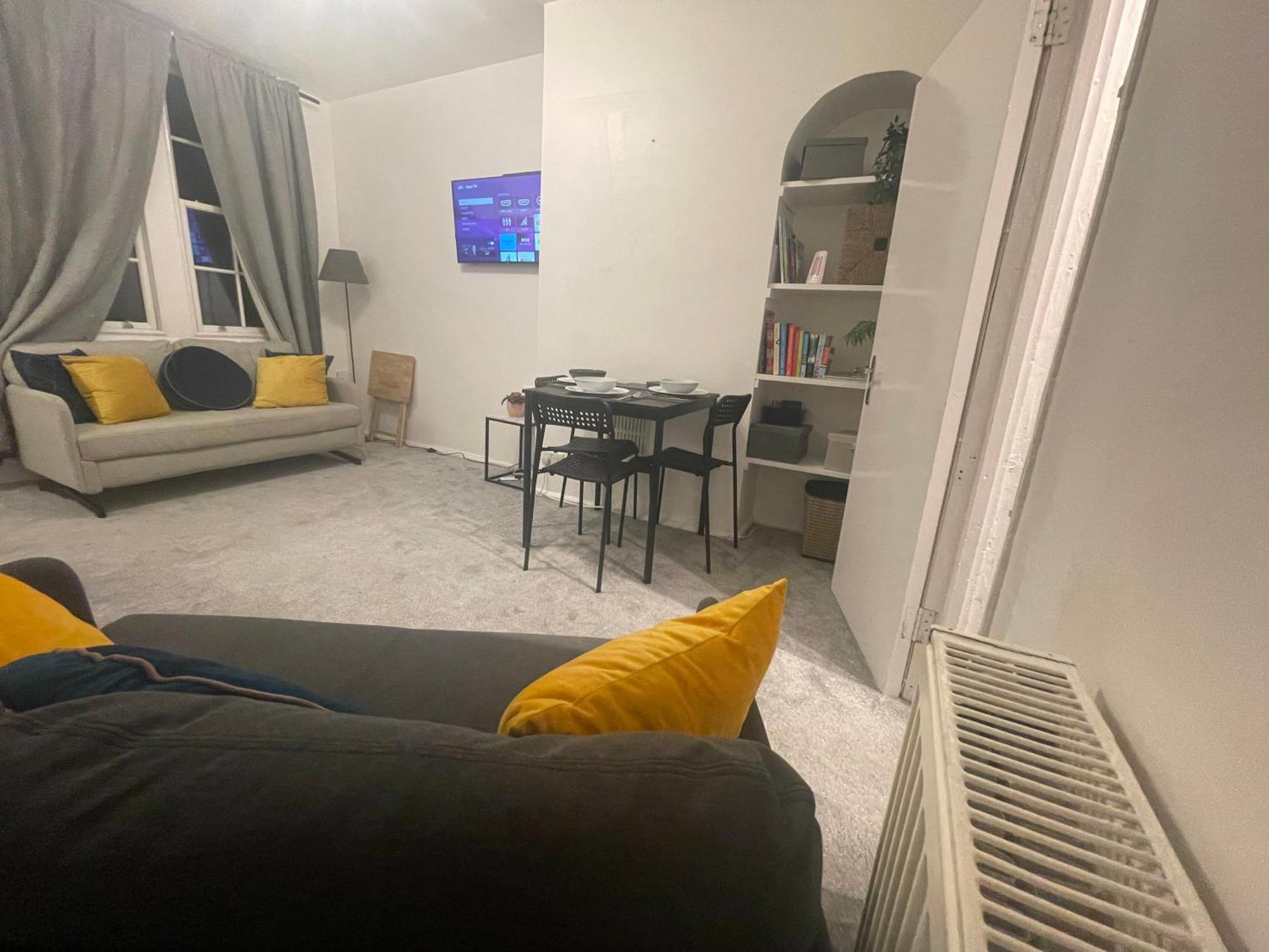 Hébergement de vacances Tooting - Cosy 2 Bedroom House With Garden, 5 Mins Walk To Tube Station Londres