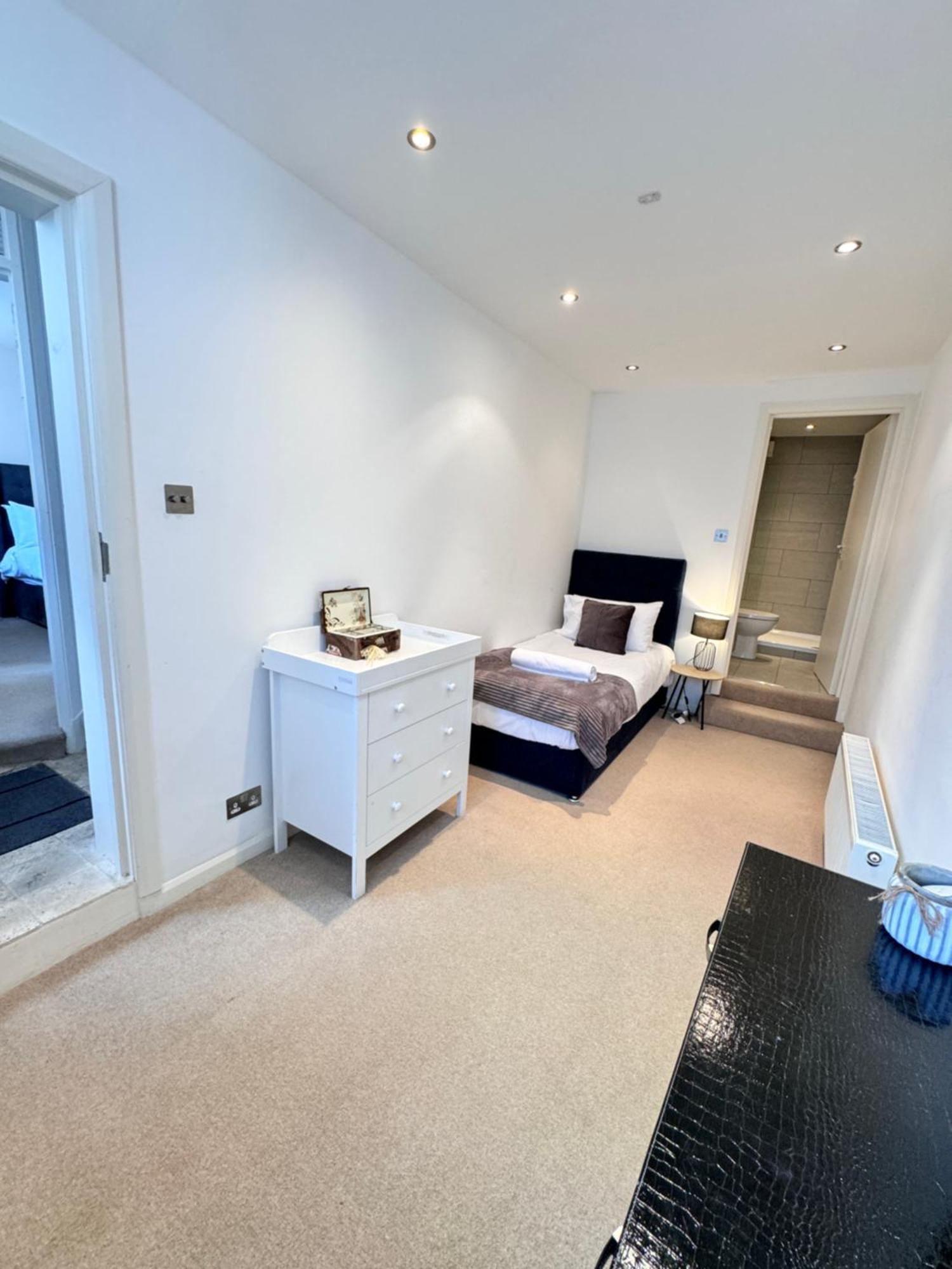 The Heart Of Kensington Mews - 3 Bedrooms House-private Entrance-hyde Park Walk Away-green Park 9 Minutes Underground- The Of With Glamour Of Kensington Ferienhaus *