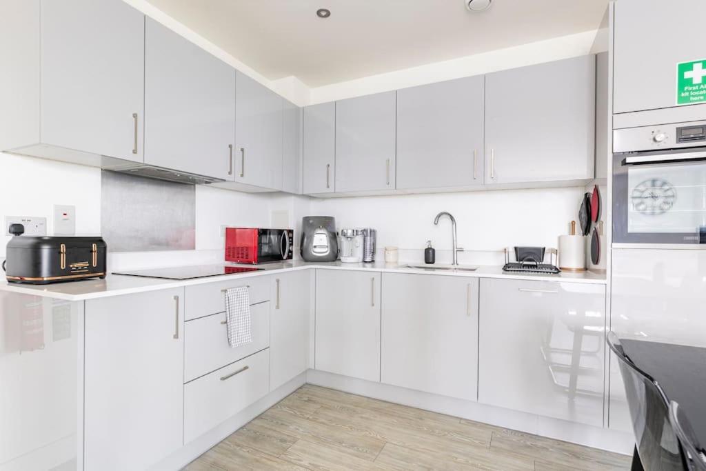 Stylish & Comfortable Top-floor Flat In Harrow Leilighet
