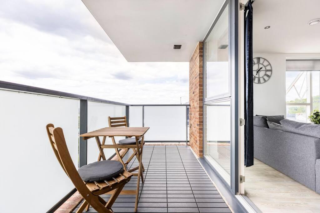 Stylish & Comfortable Top-floor Flat In Harrow Leilighet London