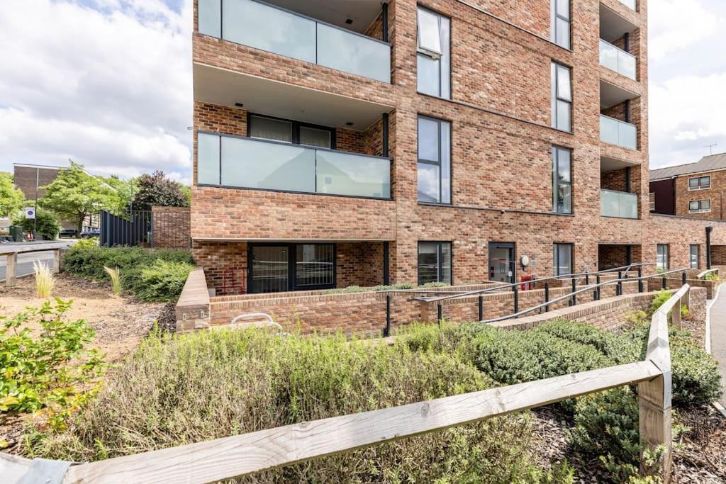Stylish & Comfortable Top-floor Flat In Harrow Leilighet *