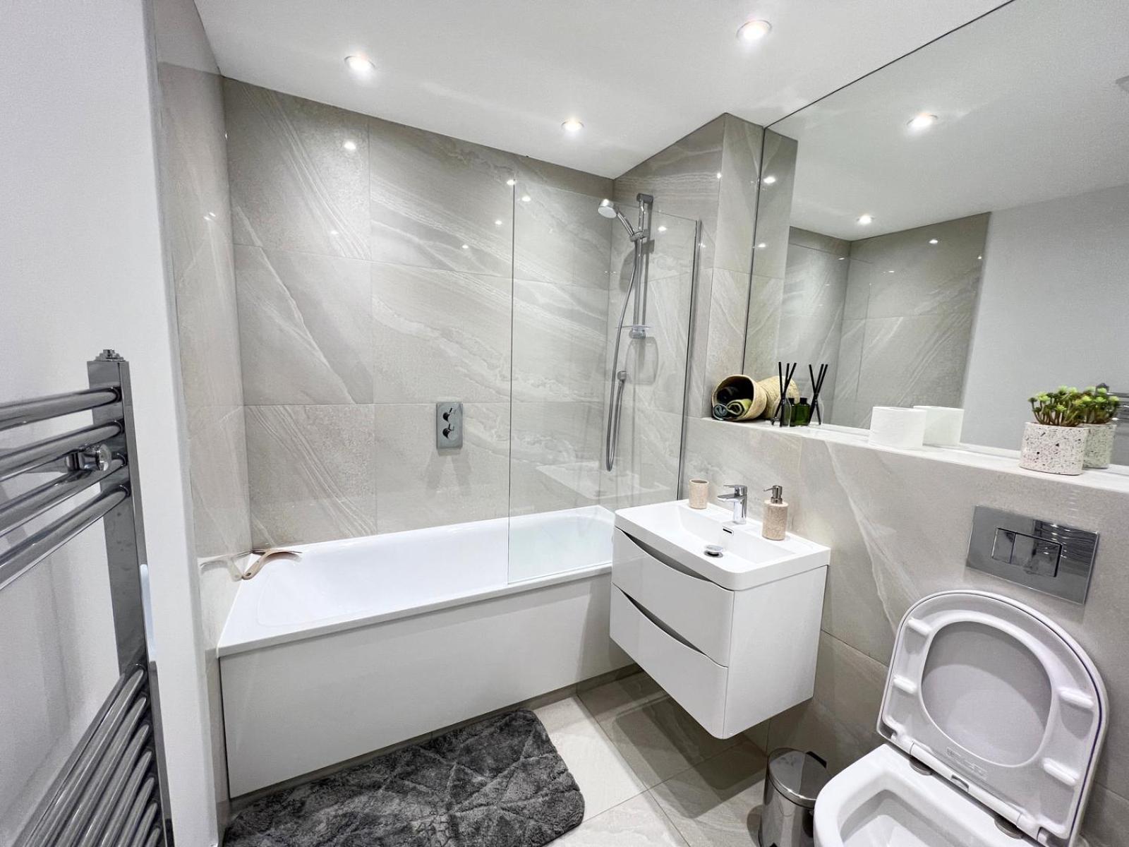 C1, Luxury 2 Bedroom Flat In Wembley Lägenhet *
