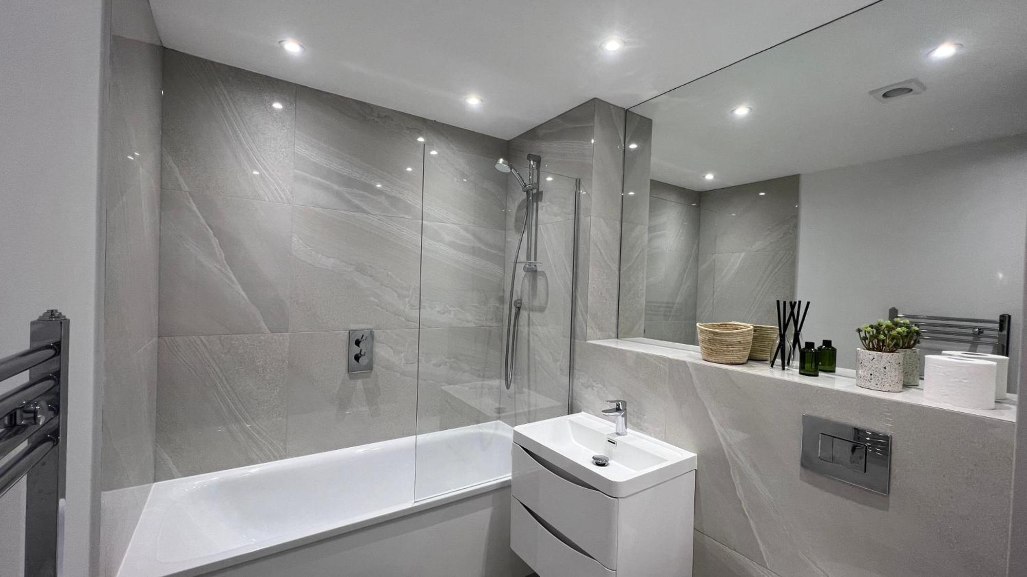 C1, Luxury 2 Bedroom Flat In Wembley Lägenhet