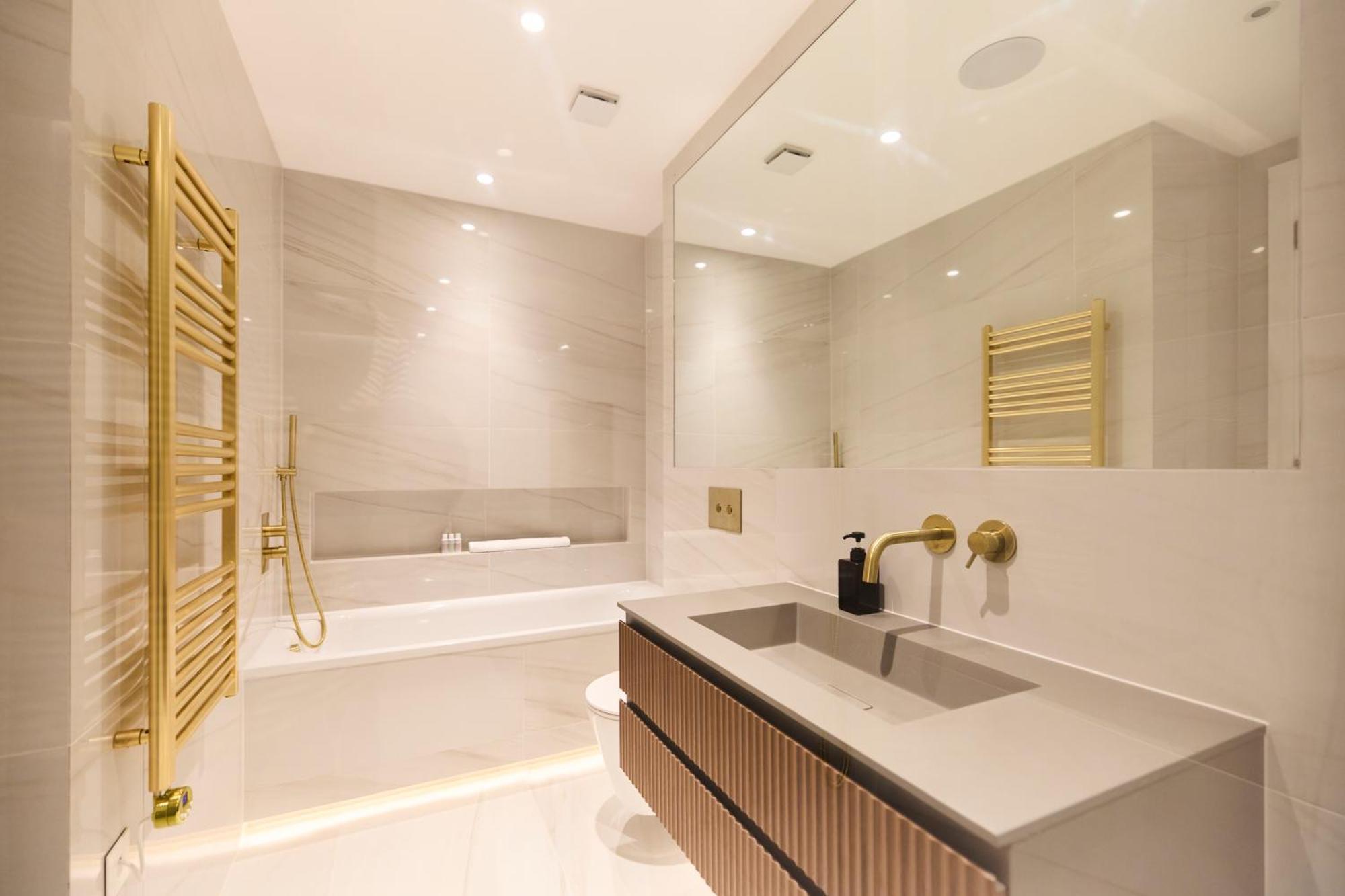 The Temple Fortune Crib - Lovely 3bdr House With Balcony London