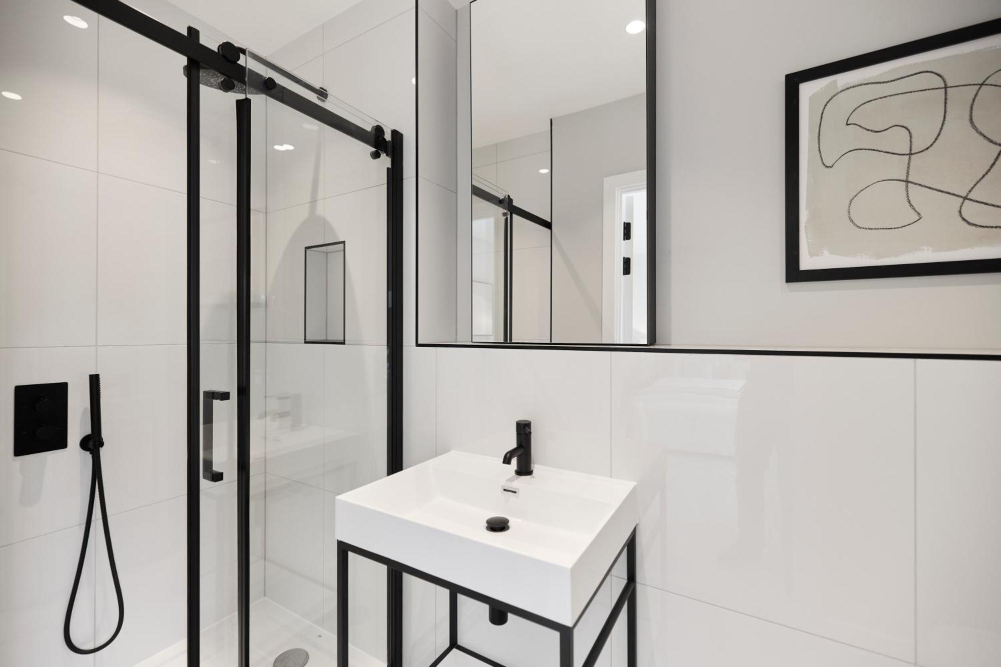The Brondesbury Hideaway - Stylish 3bdr Flat With Balcony & Parking Apartment *
