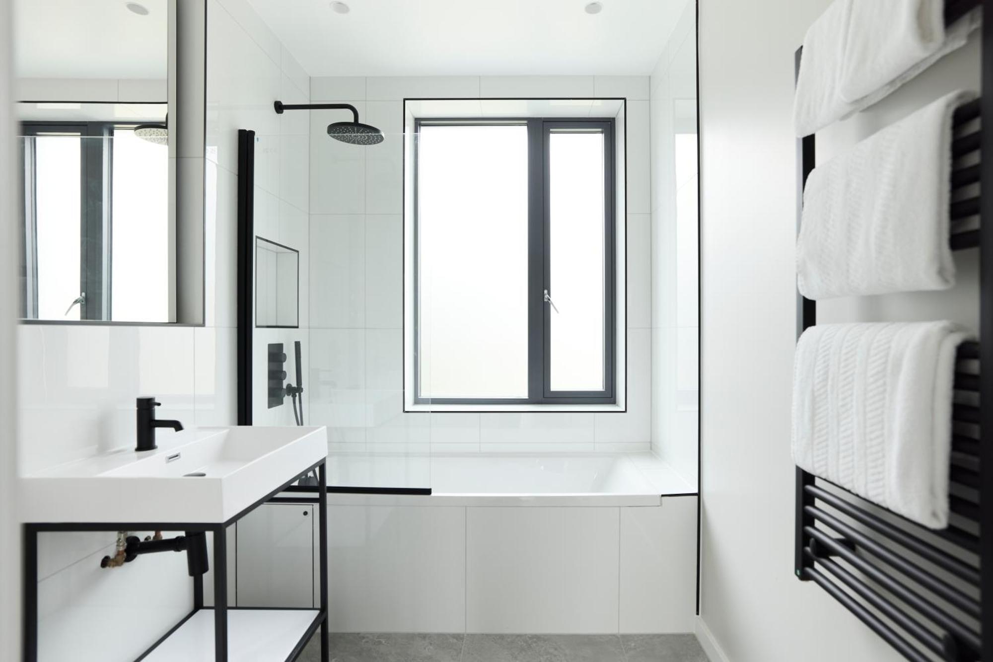 The Brondesbury Hideaway - Stylish 3bdr Flat With Balcony & Parking * London