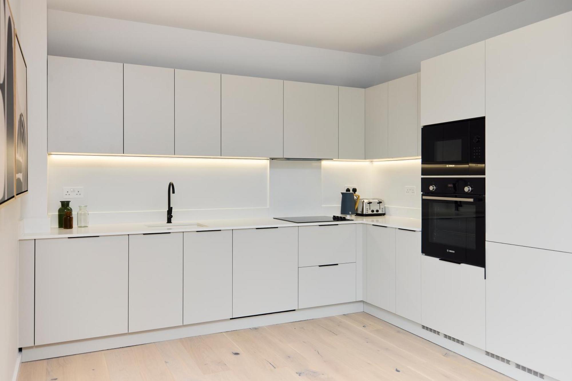 The Brondesbury Hideaway - Stylish 3bdr Flat With Balcony & Parking Apartment *