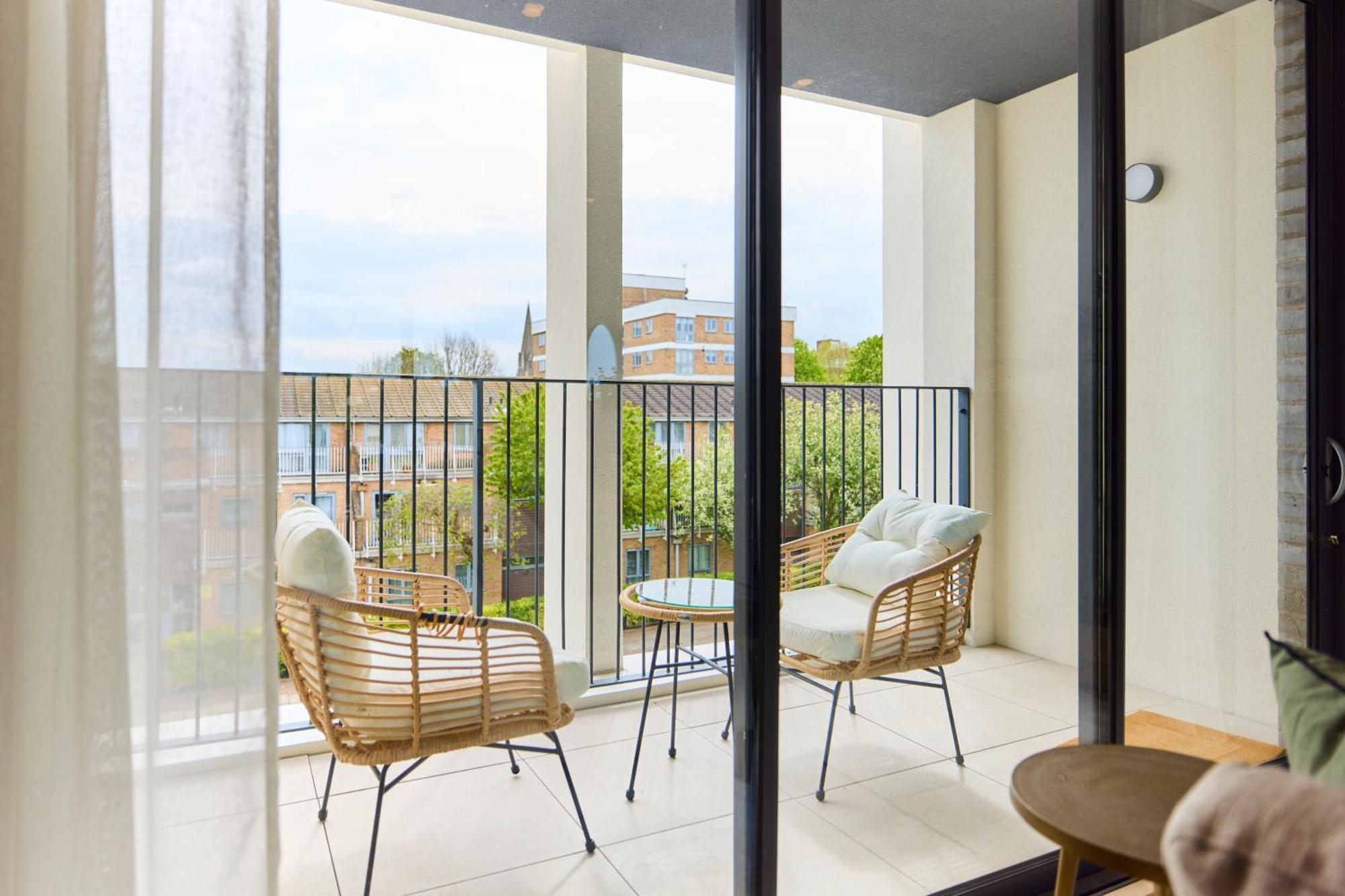 The Brondesbury Hideaway - Stylish 3bdr Flat With Balcony & Parking London