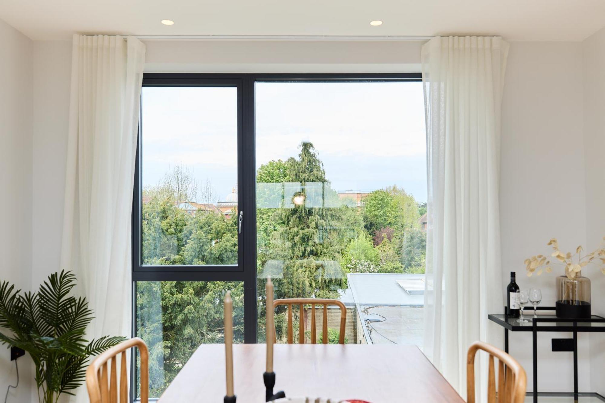 Apartment The Brondesbury Hideaway - Stylish 3bdr Flat With Balcony & Parking London