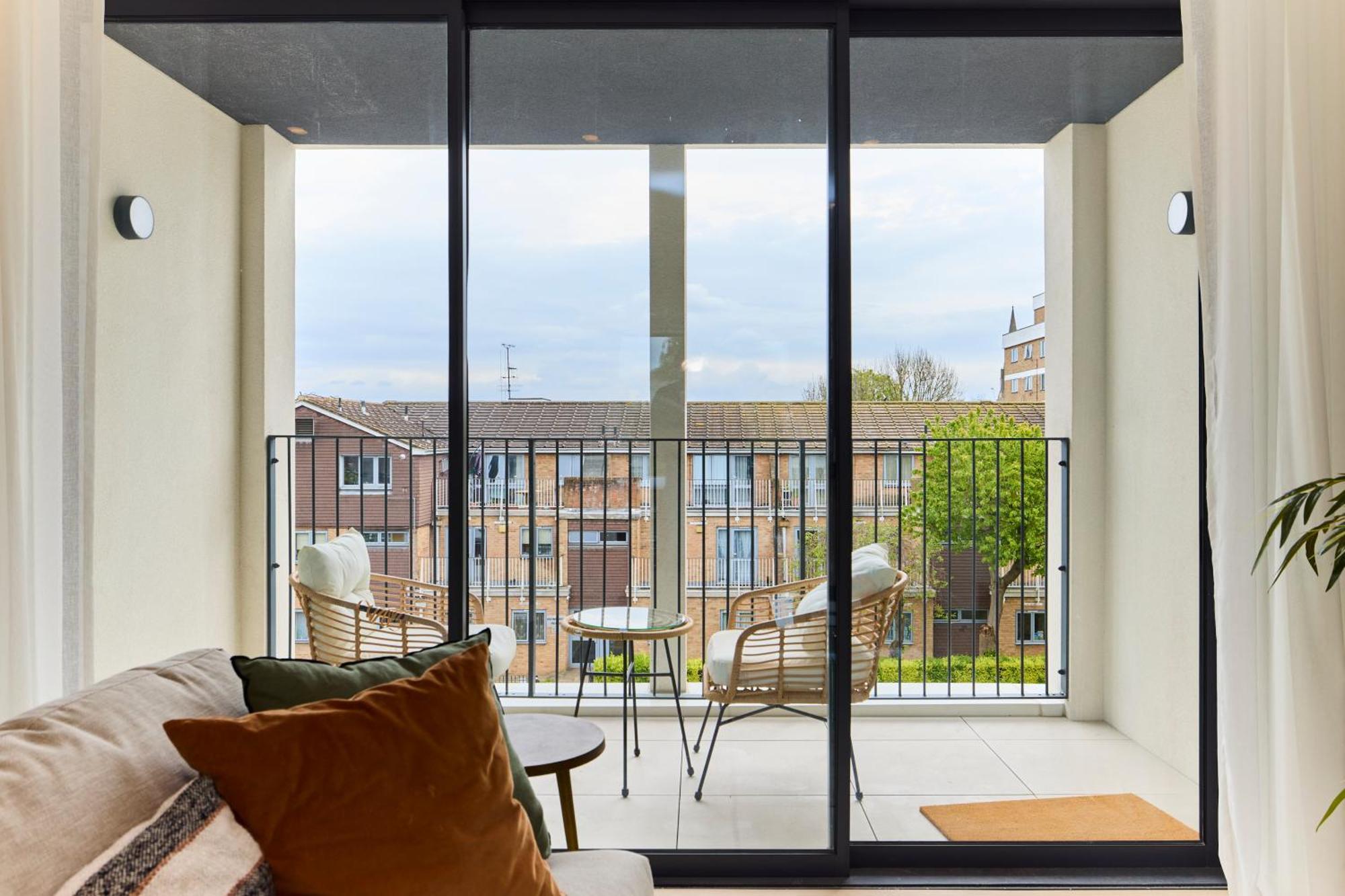 The Brondesbury Hideaway - Stylish 3bdr Flat With Balcony & Parking Apartment *