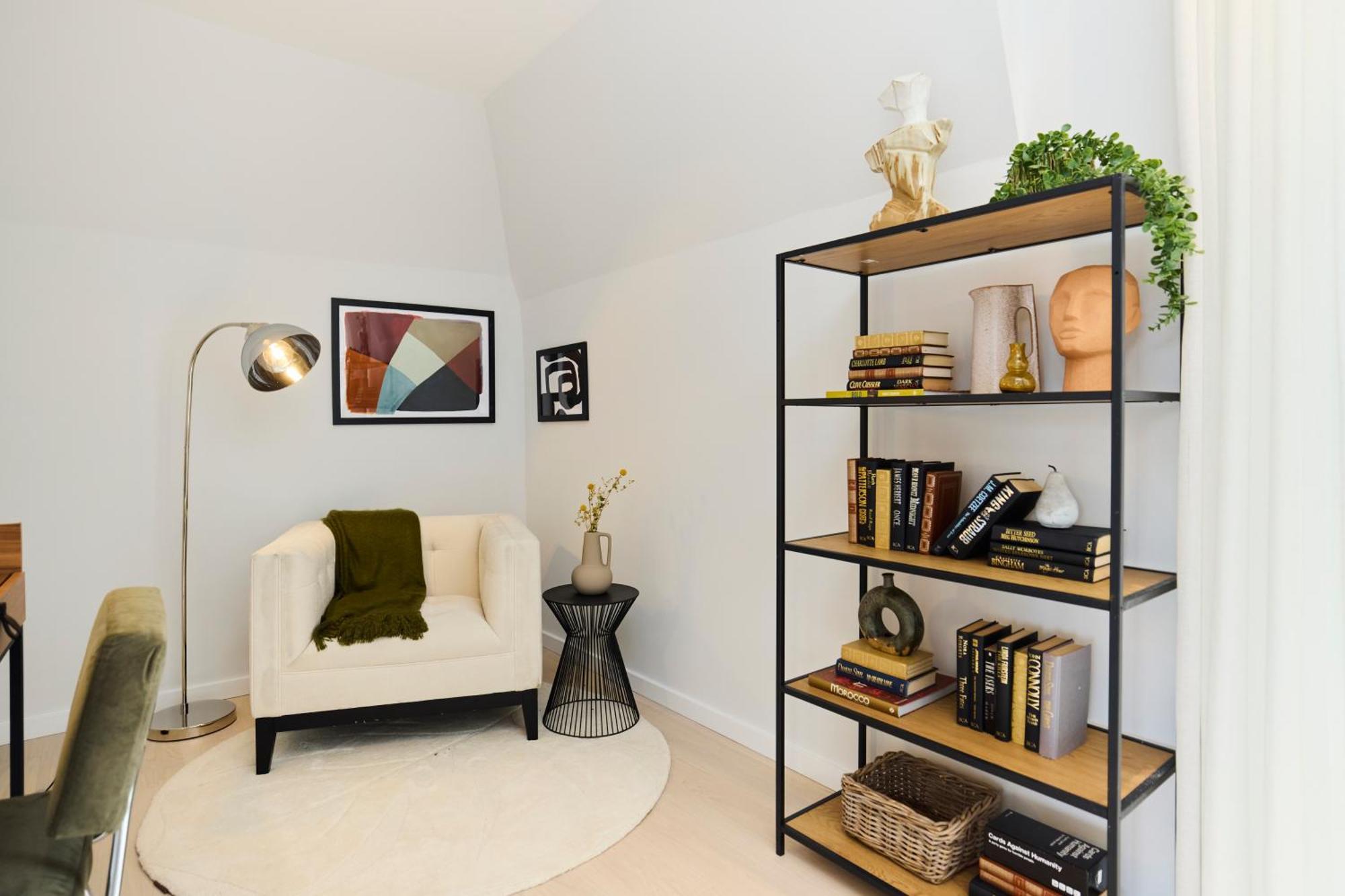 The Brondesbury Hideaway - Stylish 3bdr Flat With Balcony & Parking Apartment London