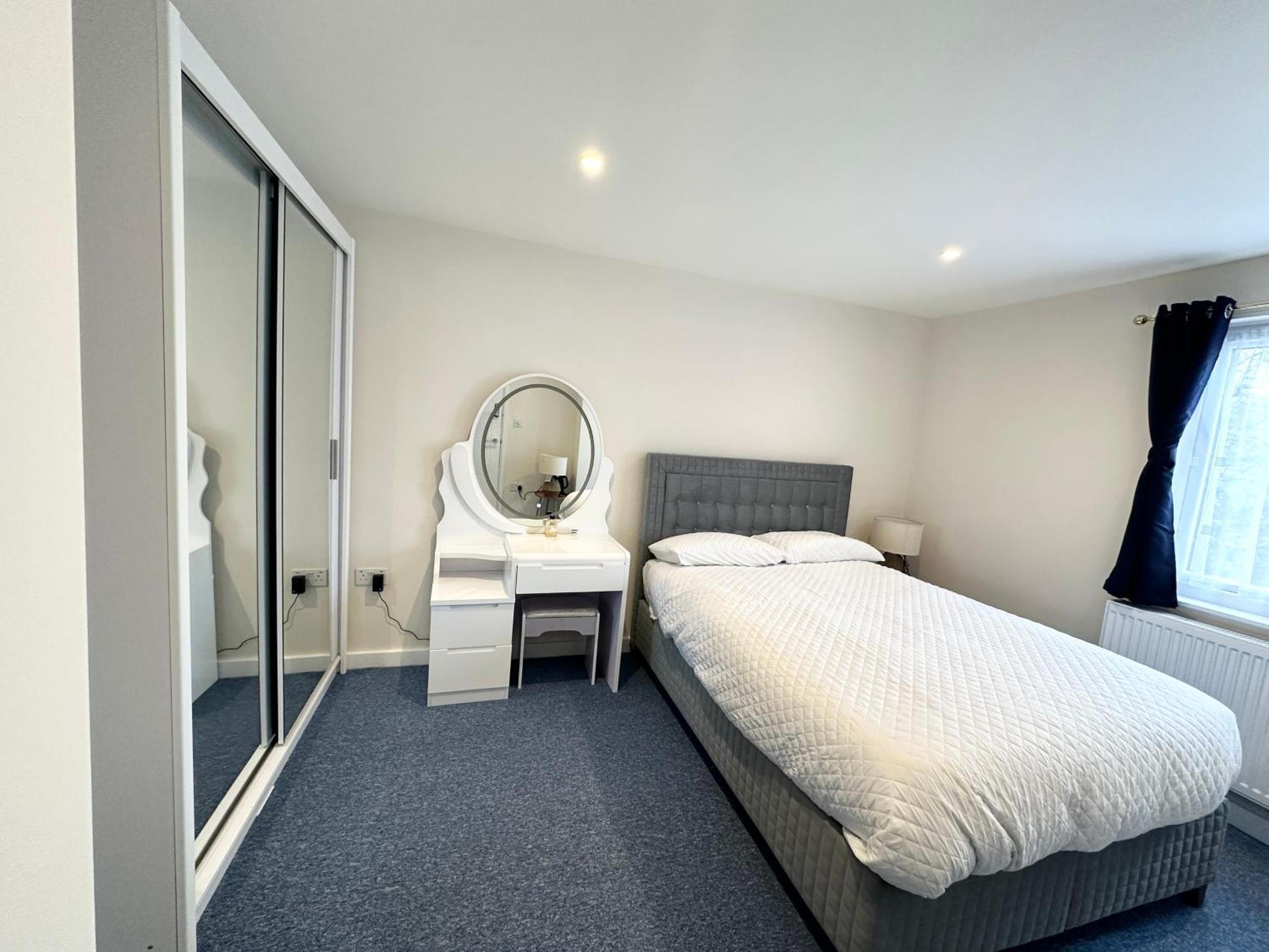 Newly Renovated Bedrooms Near Train And Bus Station Apartment