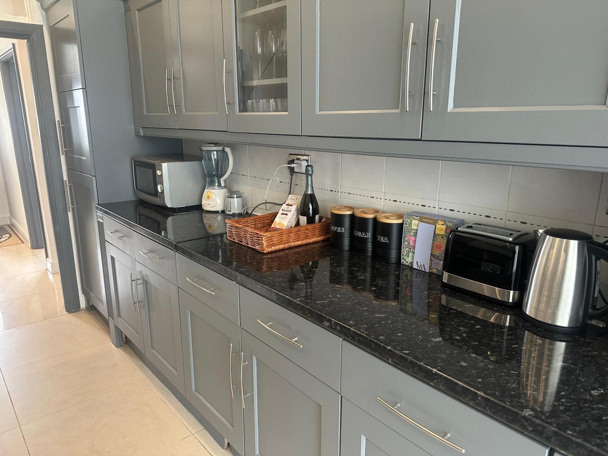 5 Bedroom House Se6 *