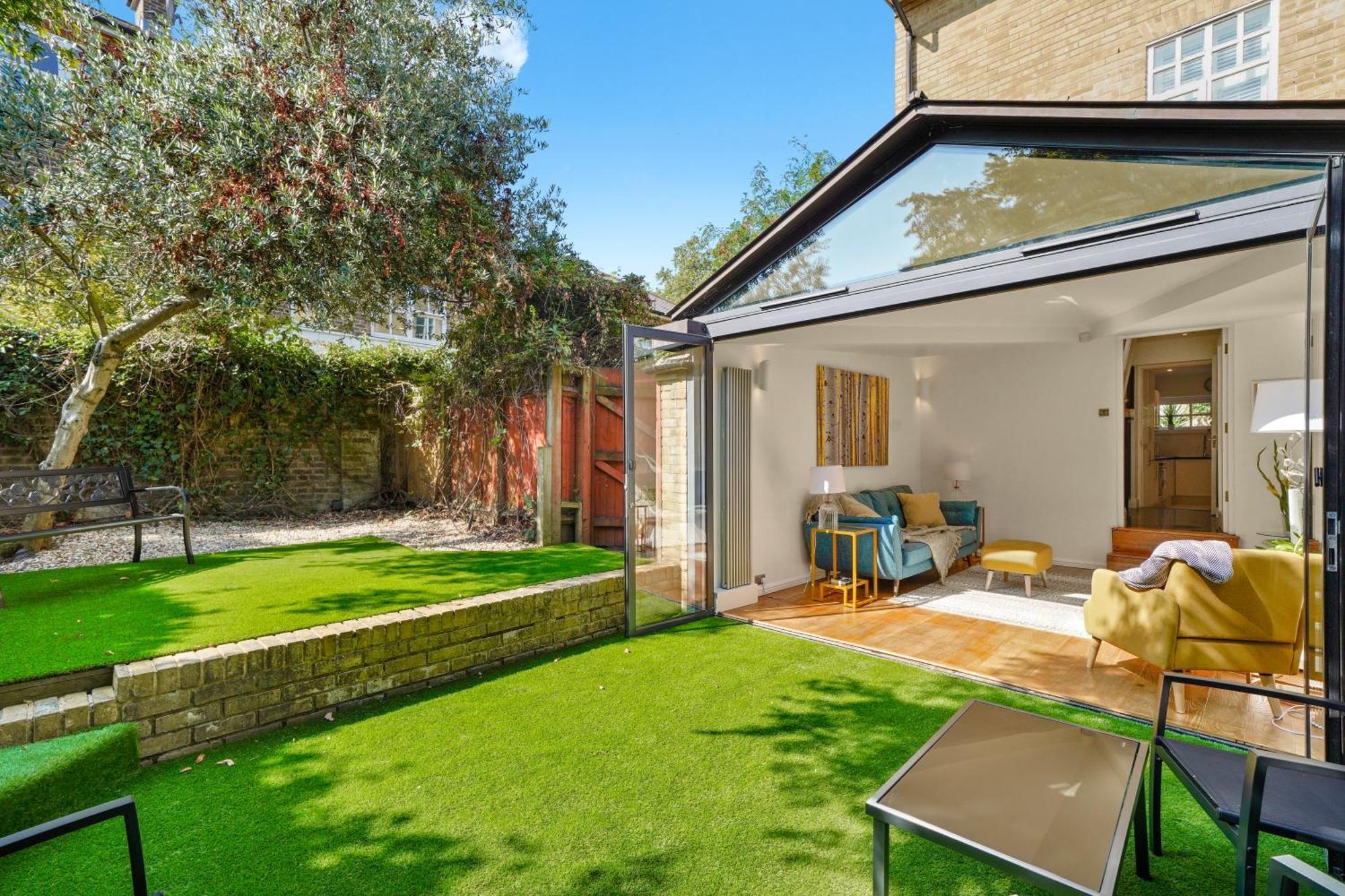 3 Bedroom Mews - Clapham Common - Free Private Parking - Sleeps 5 - Newly Refurbished - Sweetpea & Pillow Feriehus