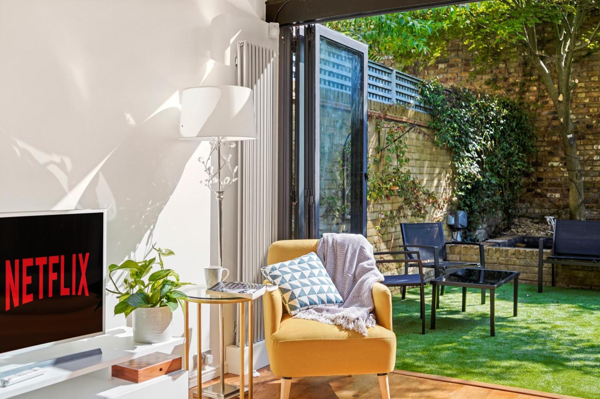 Feriehus 3 Bedroom Mews - Clapham Common - Free Private Parking - Sleeps 5 - Newly Refurbished - Sweetpea & Pillow *