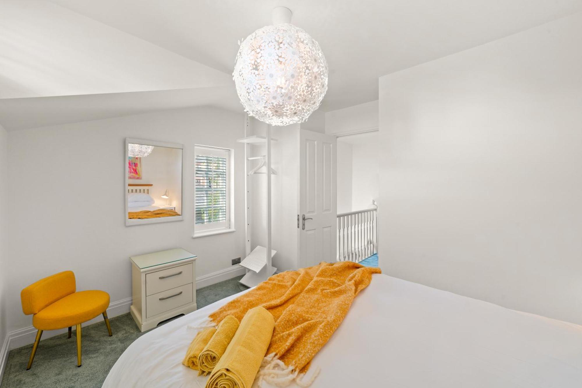 Feriehus 3 Bedroom Mews - Clapham Common - Free Private Parking - Sleeps 5 - Newly Refurbished - Sweetpea & Pillow *