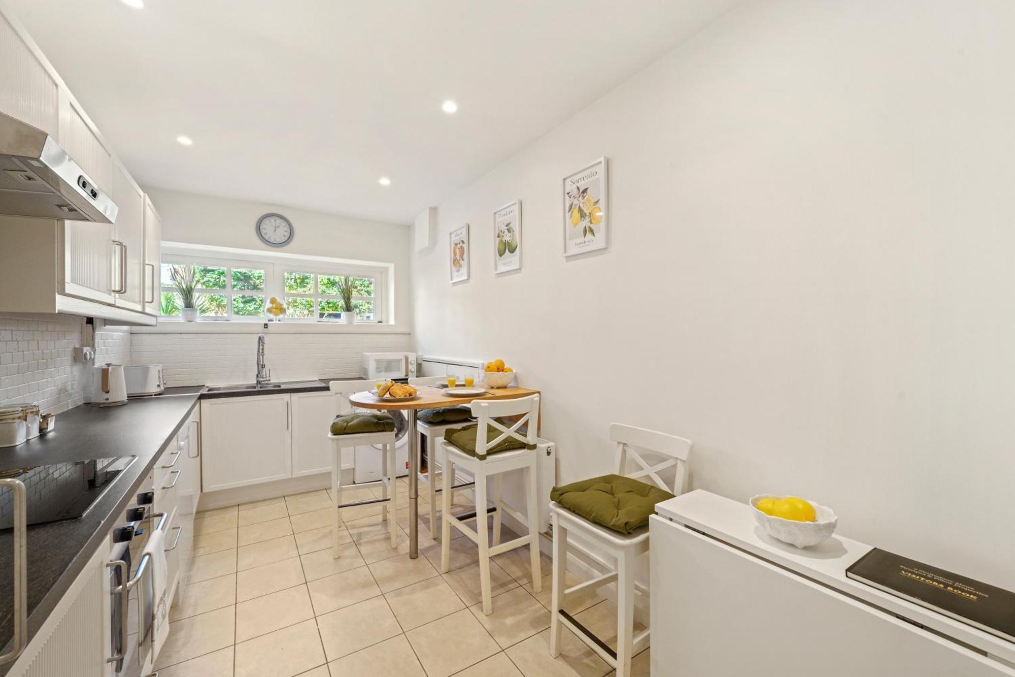 3 Bedroom Mews - Clapham Common - Free Private Parking - Sleeps 5 - Newly Refurbished - Sweetpea & Pillow Feriehus London