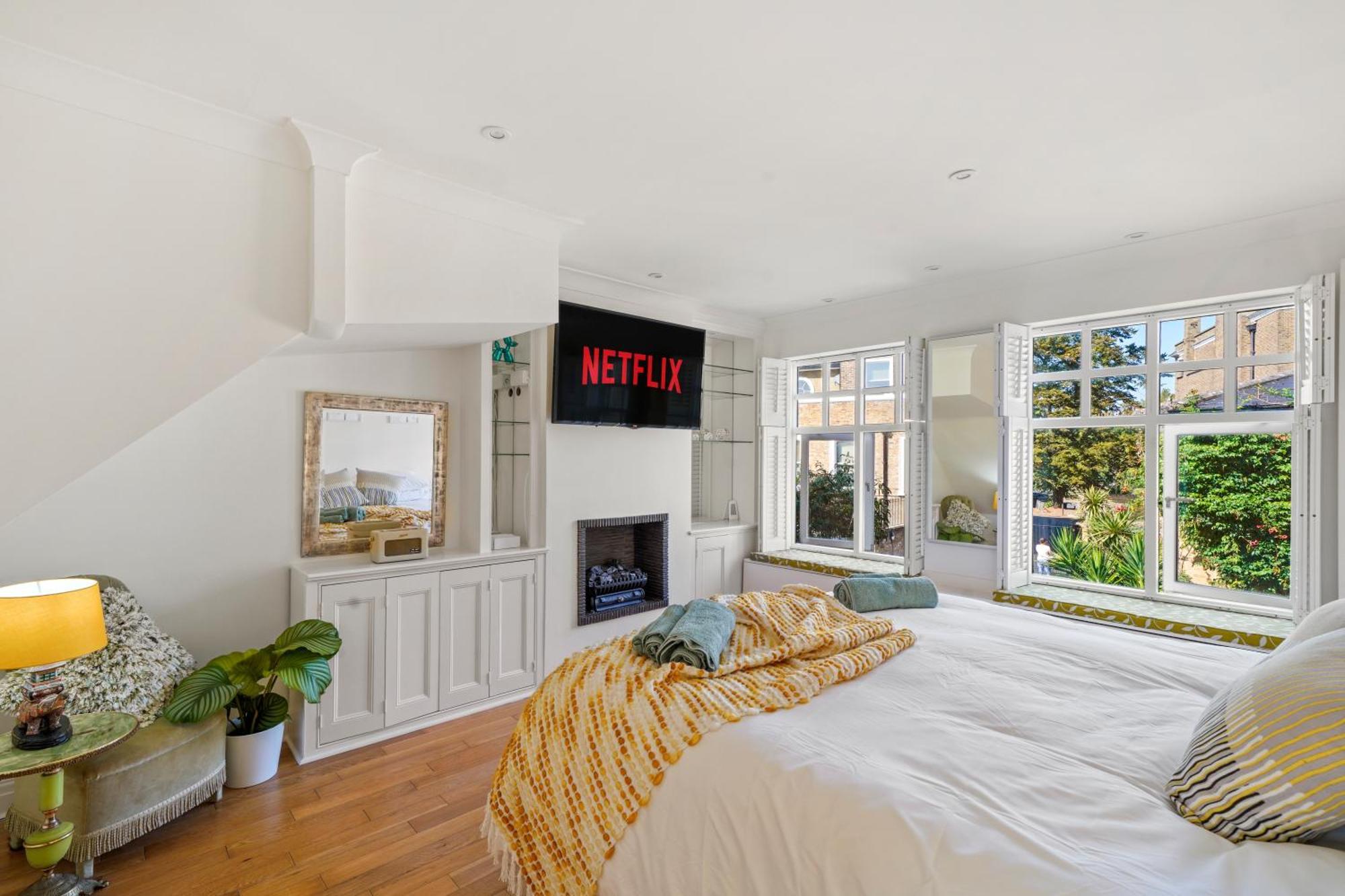 3 Bedroom Mews - Clapham Common - Free Private Parking - Sleeps 5 - Newly Refurbished - Sweetpea & Pillow Feriehus London