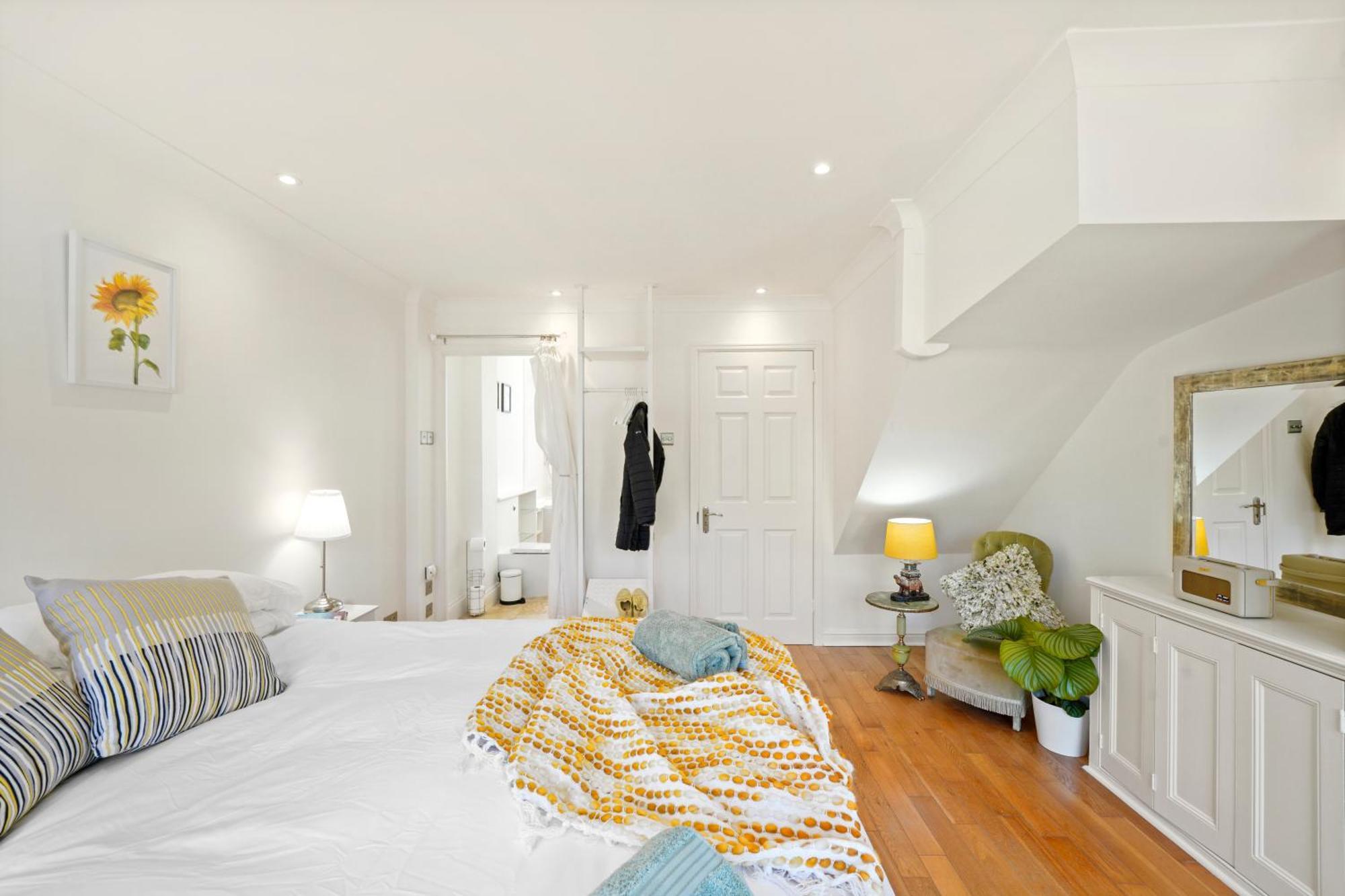 3 Bedroom Mews - Clapham Common - Free Private Parking - Sleeps 5 - Newly Refurbished - Sweetpea & Pillow Feriehus