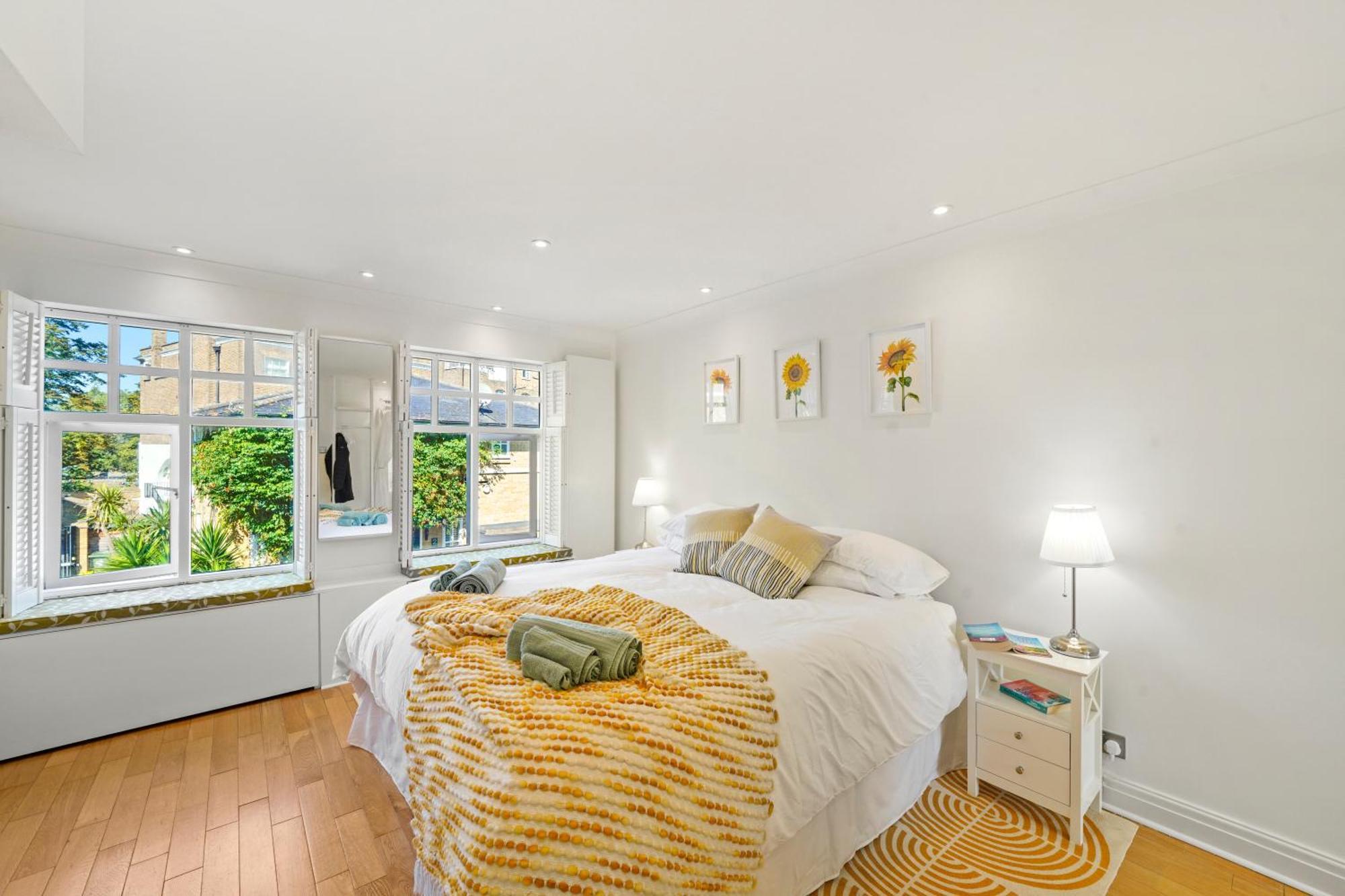 3 Bedroom Mews - Clapham Common - Free Private Parking - Sleeps 5 - Newly Refurbished - Sweetpea & Pillow Feriehus