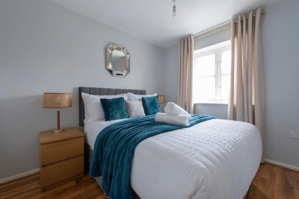 Lovely 2 Bedroom With River & View Apartment London