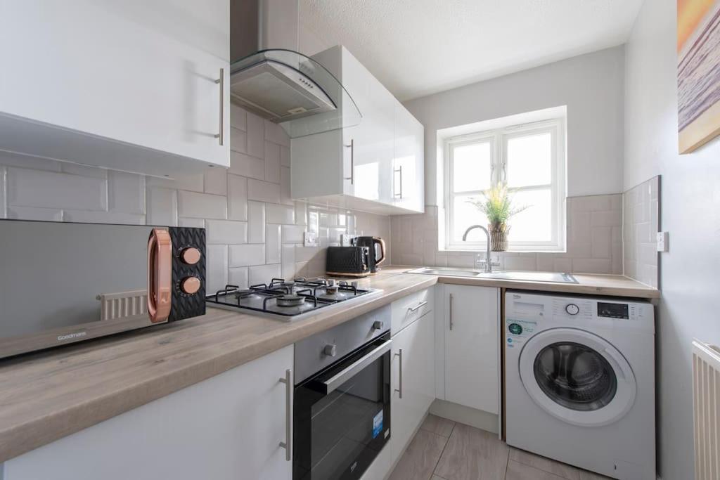 Lovely 2 Bedroom With River & View Apartment