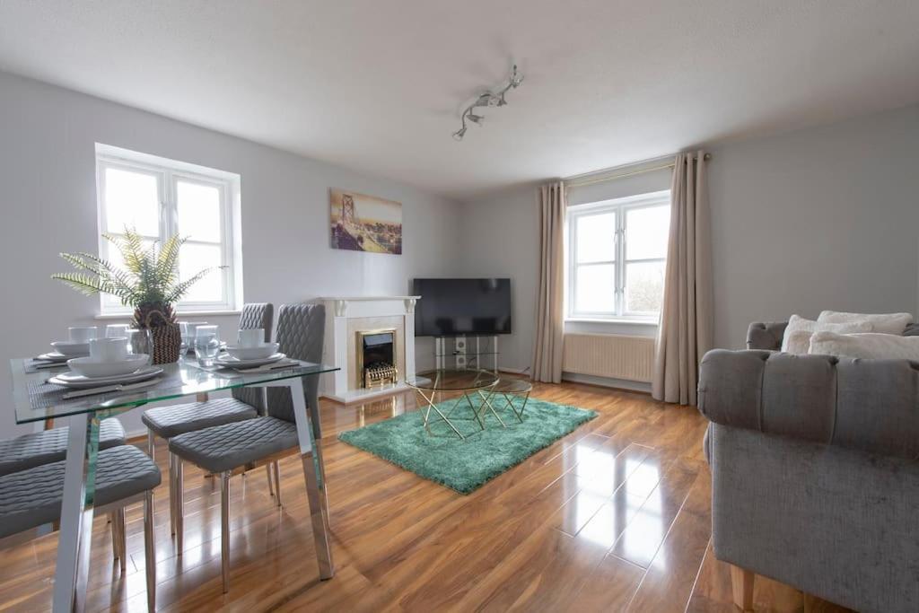 Lovely 2 Bedroom With River & View Apartment *