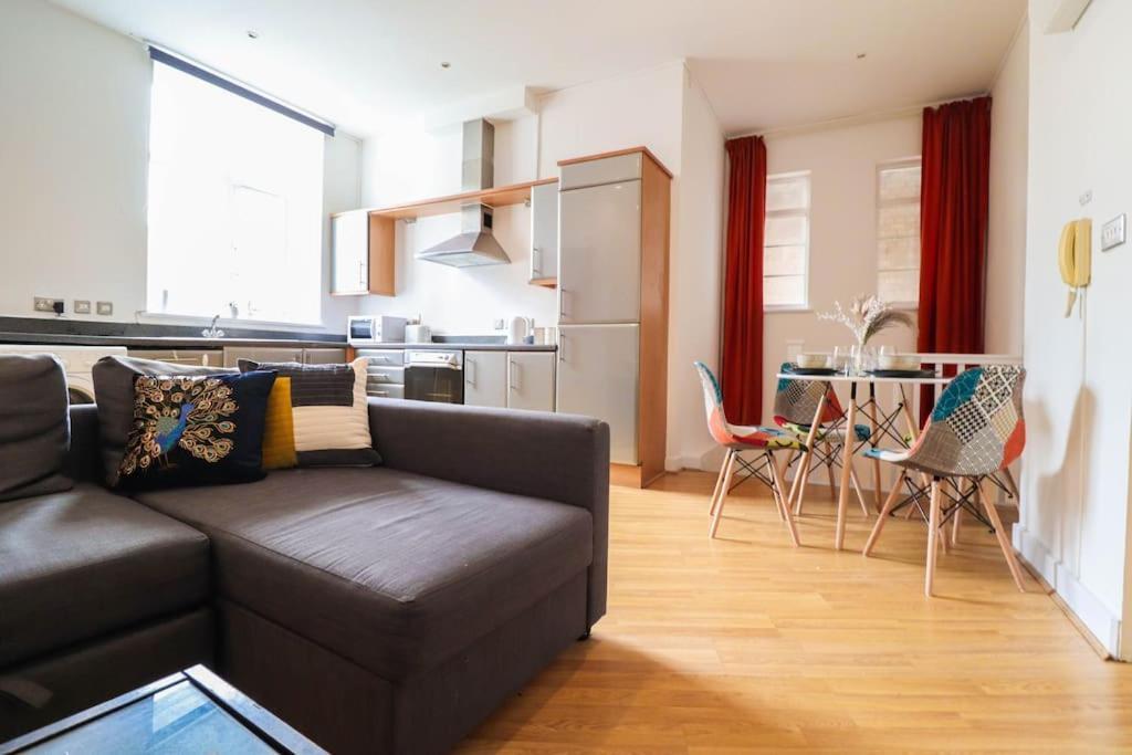 Spacious 2 Bed Flat With Parking -10mins From