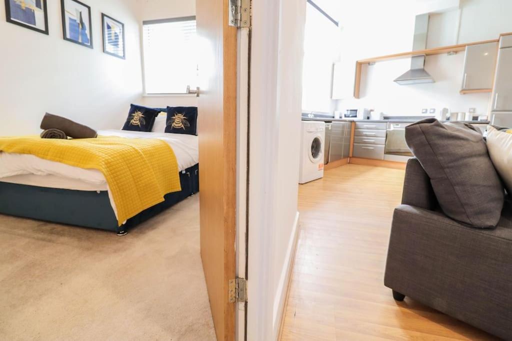Spacious 2 Bed Flat With Parking -10mins From Lägenhet