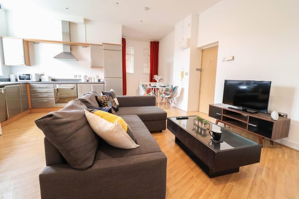 Lägenhet Spacious 2 Bed Flat With Parking -10mins From