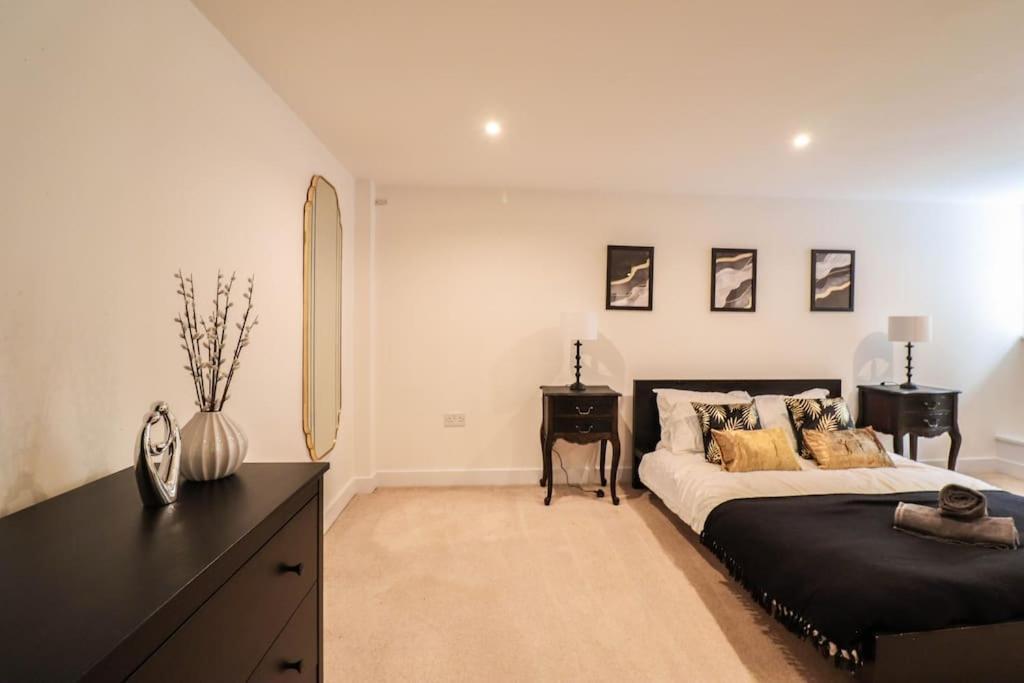 Spacious 2 Bed Flat With Parking -10mins From Lägenhet London
