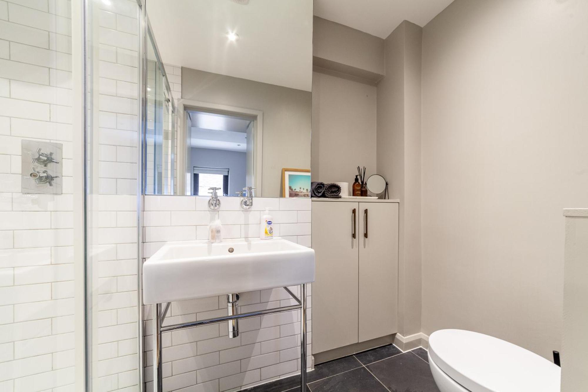 Leilighet Stylish & Central 2-bed, 2-bath In Notting Hill