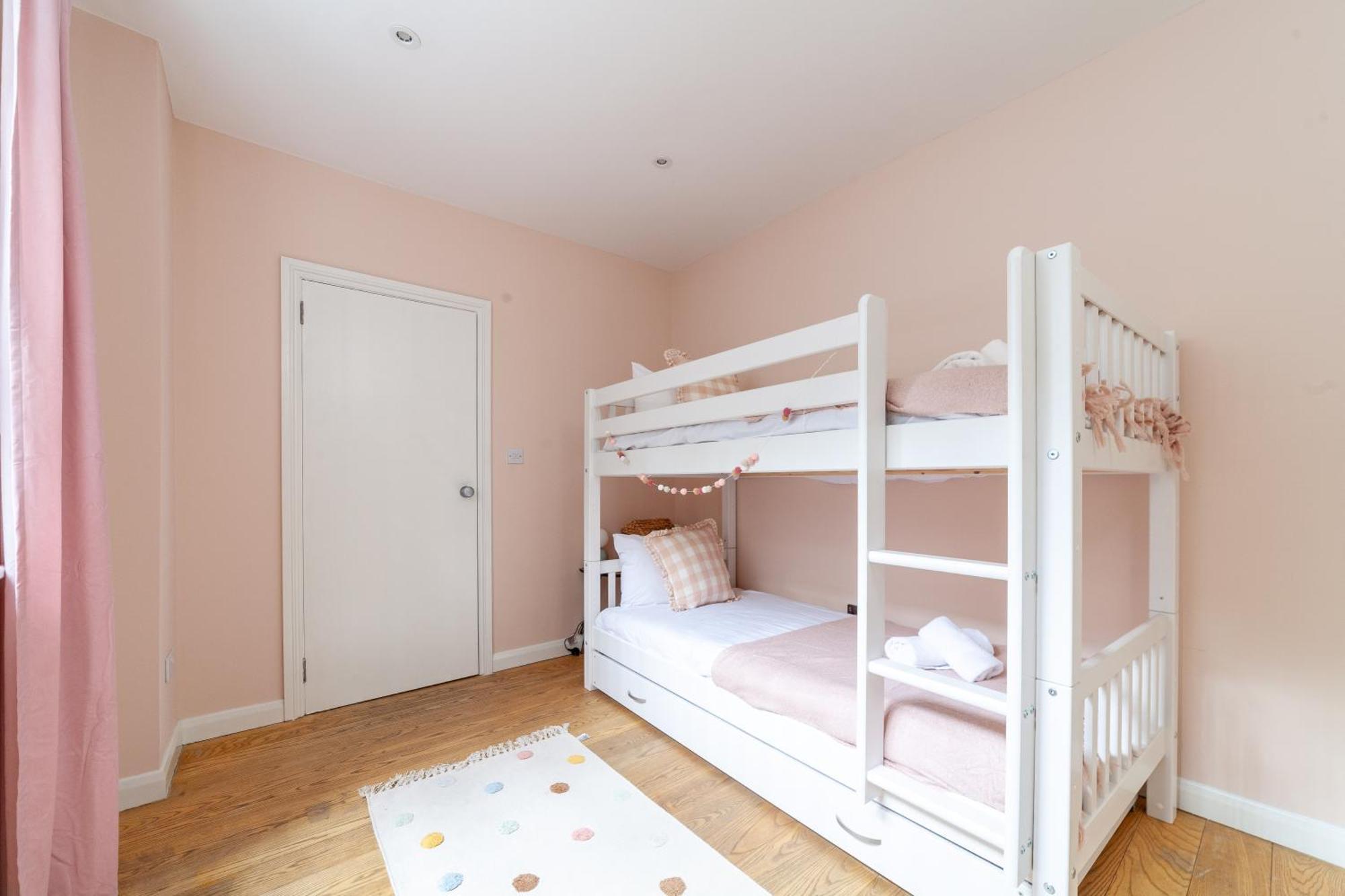 Stylish & Central 2-bed, 2-bath In Notting Hill Leilighet London