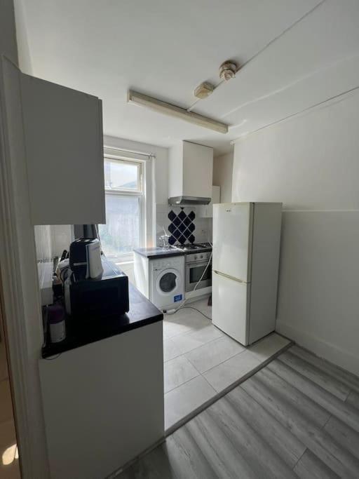 Ground Floor One Bedroom Flat Lägenhet London