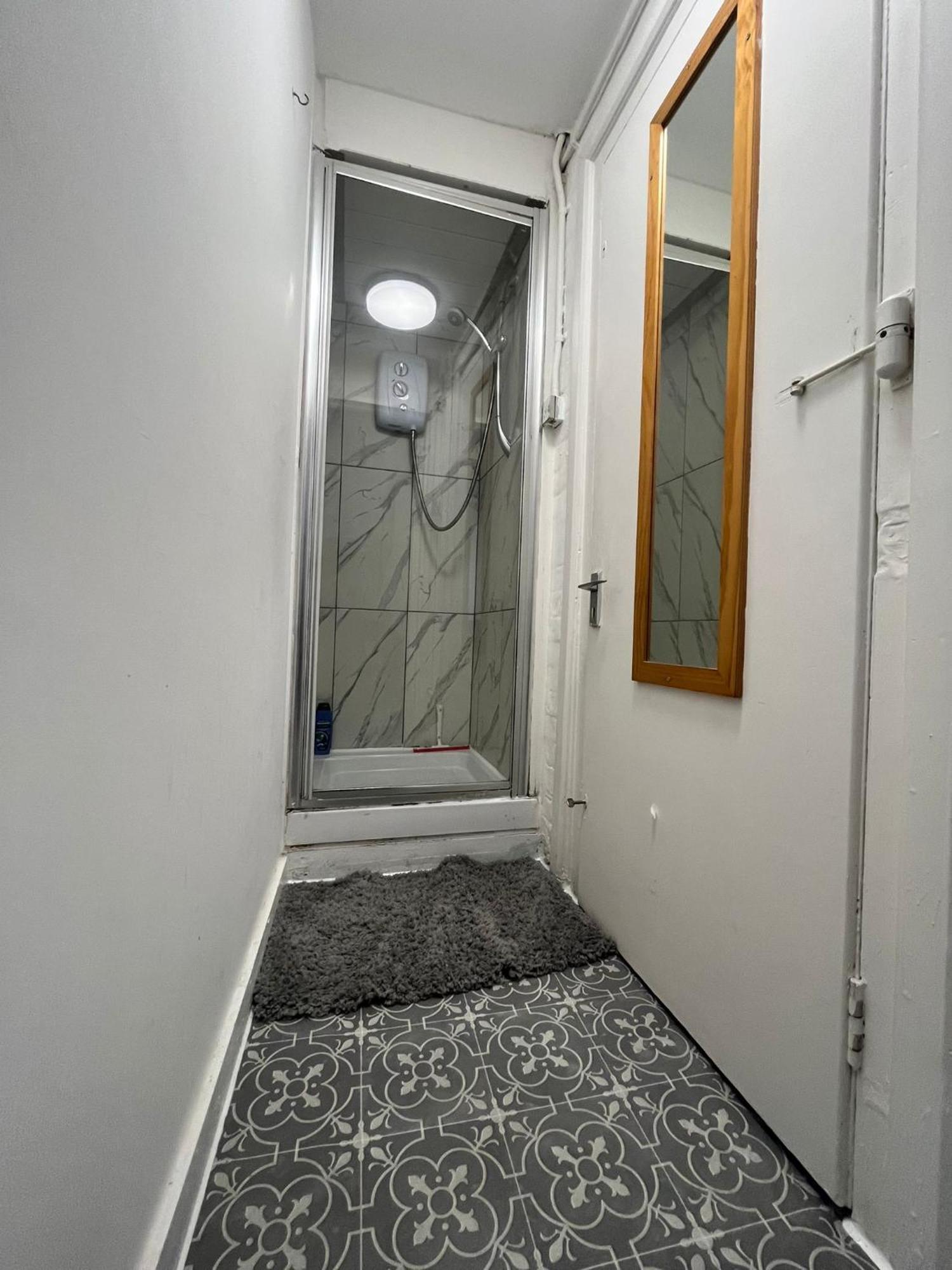 Nifty 2 Bedroom Flat In Goswell Rd * Londra