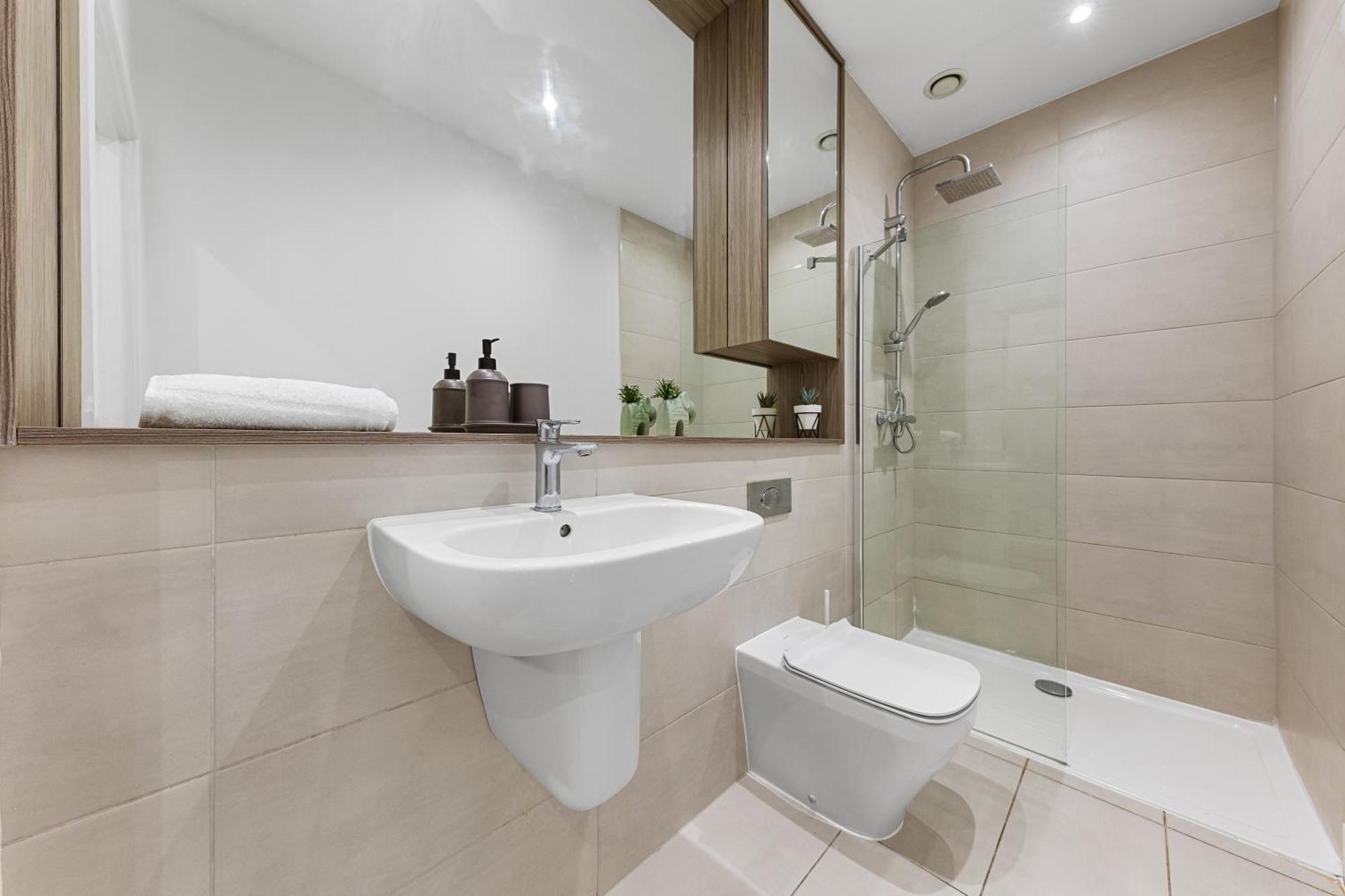 Stylish One Bedroom Flat - Sleeps 5 - Near Heathrow - Ub3 Londen