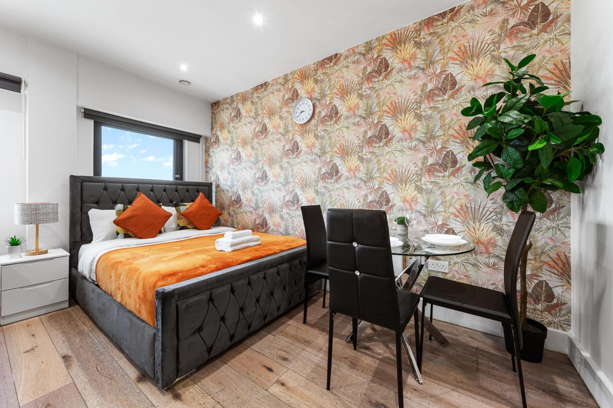 Stylish One Bedroom Flat - Sleeps 5 - Near Heathrow - Ub3 Appartement Londen