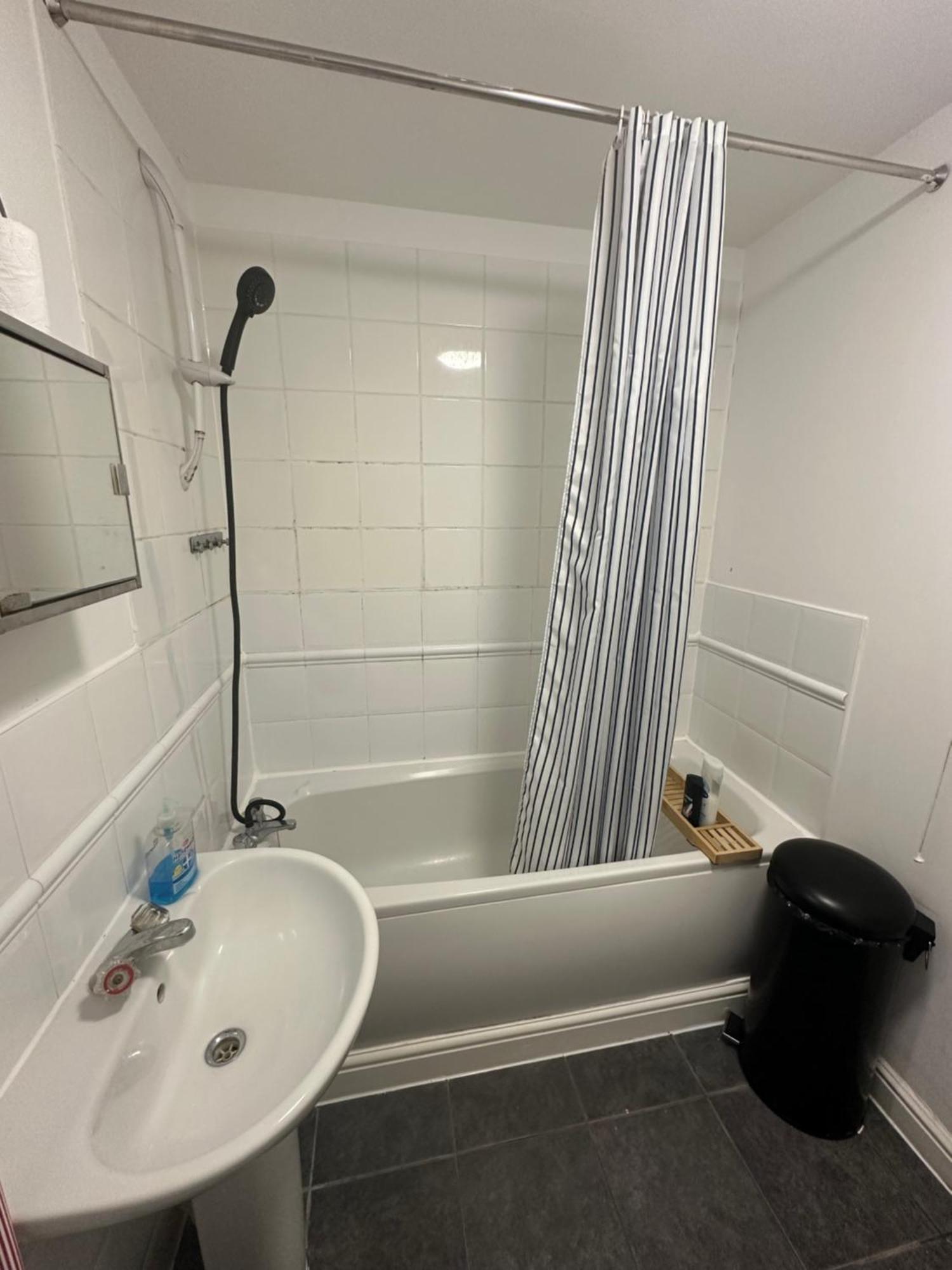 In A Shared Flat, E16 Rum i privatbostad *
