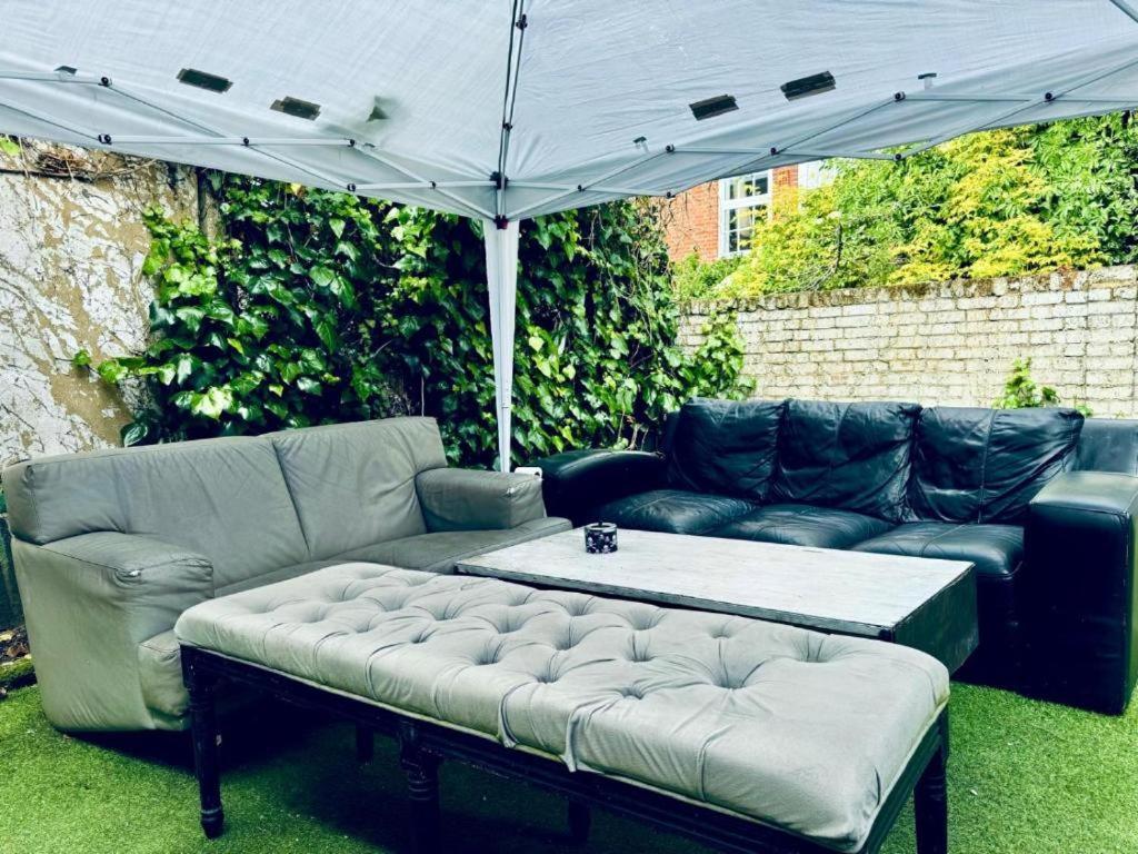 Whitechapel Lindley House R2 * London