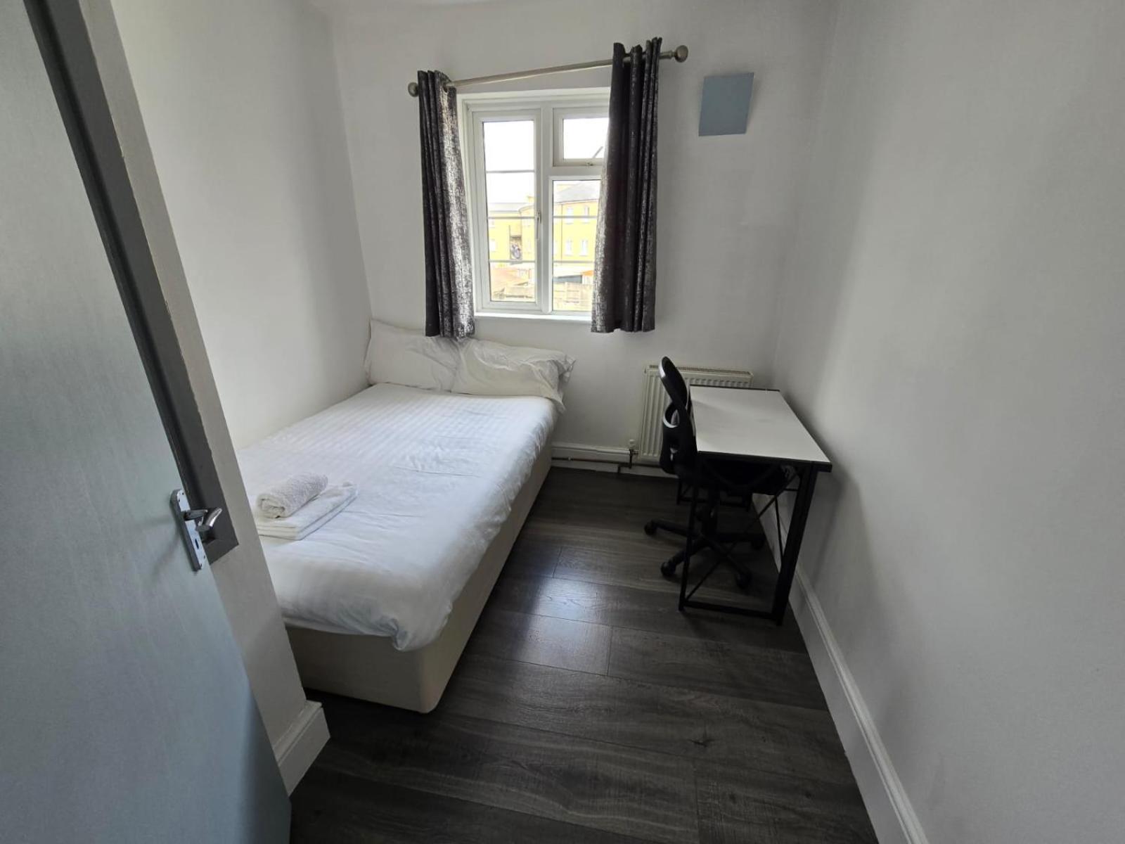 Limehouse Townhomes Modern 4-bedroom, 3-bathroom Townhome With A Private Garden Semesterbostad
