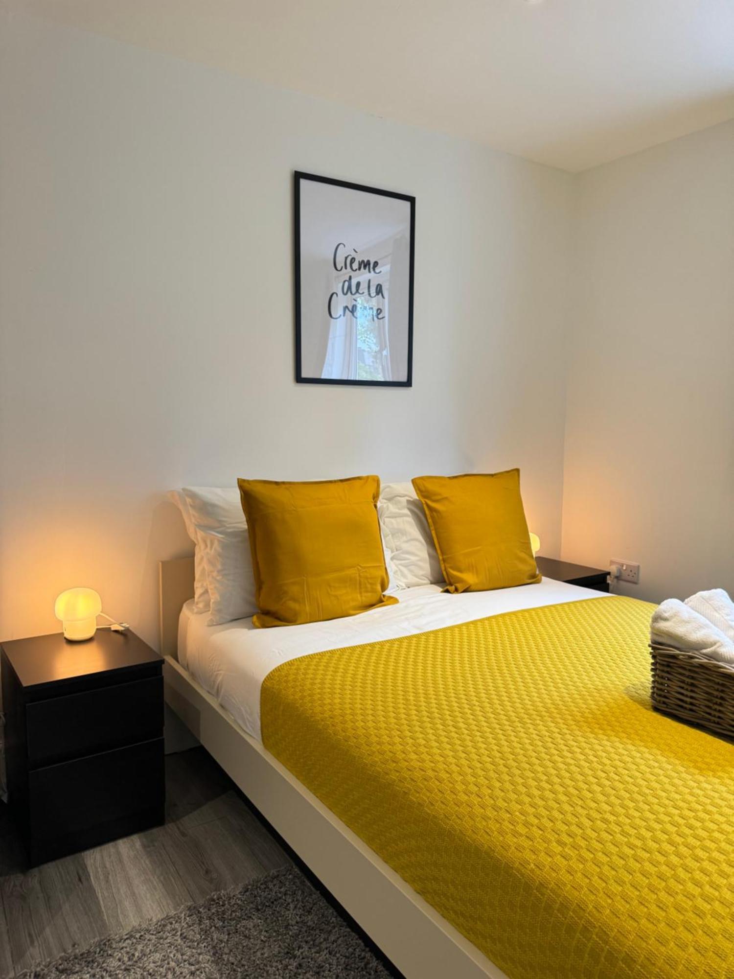 En-suite Bedroom For Up To 4! Sofa Bed - Near Stratford Pensionat