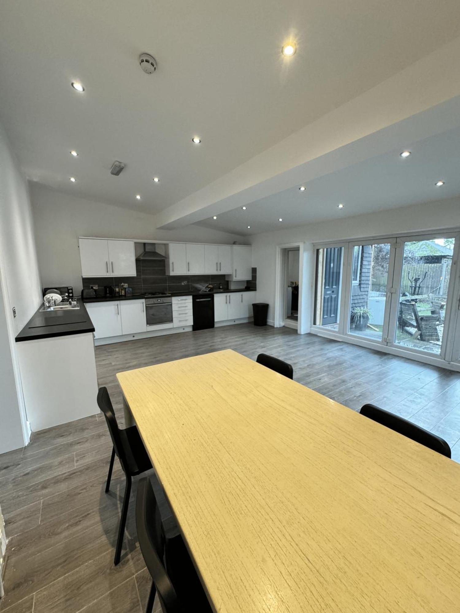En-suite Bedroom For Up To 4! Sofa Bed - Near Stratford Pensionat
