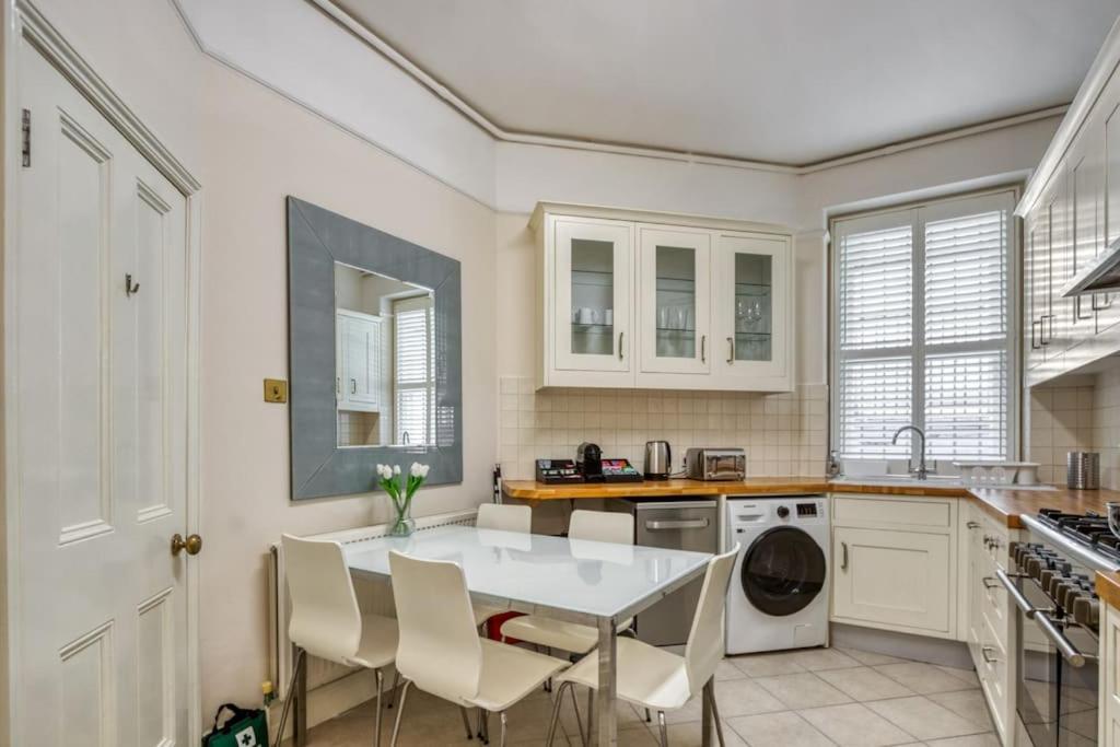 2bed 2bath Earls Court Apartment *