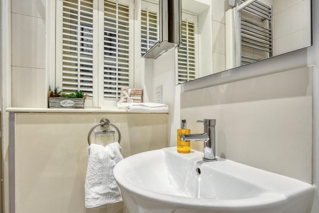 2bed 2bath Earls Court Apartment